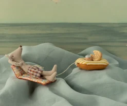 Papá ratón de playa con colchoneta